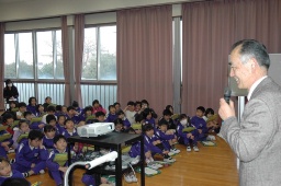 ４年生１１１人が、高山社２代目社長を務めた町田菊次郎の子孫に当たる島崎妙一さん（71）の話に耳を傾けた