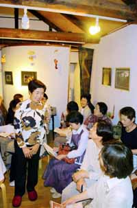「この一体感が喜ばれている」。蚕室を改良したギャラリーでサロンコンサートを開いた浦野千代子さん（左）