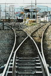県内の鉄道網は、蚕糸業を背景に民間の力で比較的早い段階で整備された。１８９７（明治３０）年に開通した上信電鉄（高崎―下仁田間）は有数の養蚕地帯を走る＝上州富岡駅