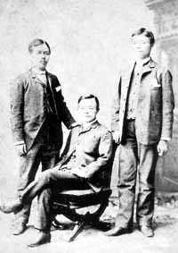 日本織物の機器類を調達するため渡米した喜六（左）。右は技術長（工場長）に招かれ、喜六とともに渡米した山岡次郎。中央はニューヨーク総領事とみられる