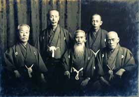 １９２１年当時の南三社幹部。前列左端が佐藤量平（佐藤準治さん所蔵）