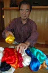 さまざまな色の糸を手に、現役時代を振り返る橋本さん