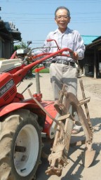 耕運機に取り付けて桑の根を刈る道具。「これが秘密兵器なんだ」と語る佐藤さん
