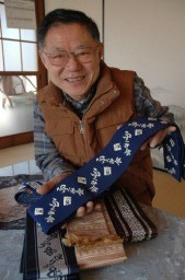 「ふくみ会」で織った角帯を手に語る島田さん