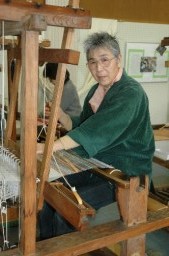 高崎市歴史民俗資料館で機織りの実演、指導にあたる福原さん