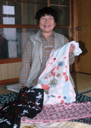 40年前に母から贈られた絹織物を大切に保存している金井さん