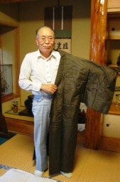 糸繭商時代に母が織った玉糸の着物を手にする高橋さん