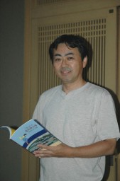 解説本を手に「富岡製糸場を理解するため、多くの人に読んでほしい」と語る笠原さん 