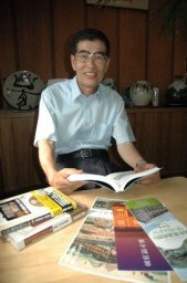 世界遺産や富岡製糸場にかかわる本、パンフレットを前に活動への意欲を語る井上さん 
