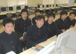 測量班のメンバーとともに、データ整理を続ける浦野君（前列左から２人目）＝中之条高校
