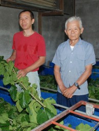 父子で養蚕に取り組む金井一男さん（右）と隆明さん