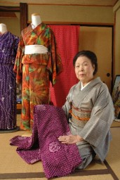 着物文化を伝え続ける永井さん。手にするのは母が作った着物