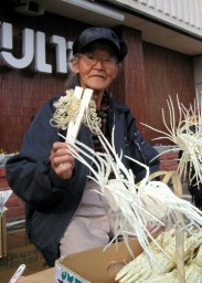 中之条町のボク市で手作りのケズリバナを販売する河合さん 