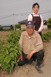 児童のために桑の木を育てている金井さん（左）とかつみさん