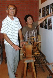 工場にあった糸の太さを測る「検尺機」を手にする一利さん（左）と久子さん