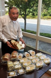 養蚕県群馬をイメージしたパンを手にする松村さん