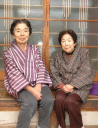 「自分で織ったもの一つ一つに思い出がある」と話す宮沢さん（左）と水島さん