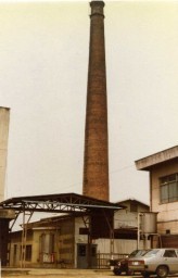 丸登製糸汽缶室の煙突。高さ40メートルあった