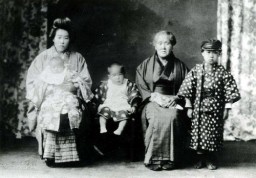 祖母（右から２番目）、母（左端）らとの記念写真。全員が伊勢崎銘仙の着物を着ている＝１９３２（昭和７）年
