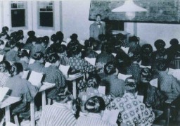 丸茂製糸工場敷地内に設けられた私立丸茂実業女学校の授業風景（１９２２年）