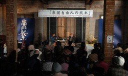 「東国自由人の風土」をテーマにトークする金子さん（左）と聞き手の水野さん＝富岡製糸場東繭倉庫