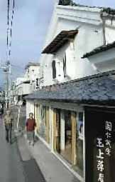 座敷蔵造りが特徴の江戸時代から続く玉上薬局は保存の願いを込めて今春修繕された