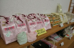 碓氷製糸の展示室ではボディータオル「絹娘」などを販売。室内には衣類、化粧品など多彩な商品が並ぶ