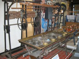 岡谷蚕糸博物館に展示されている富岡製糸場のフランス式繰糸機