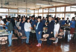 富岡工場閉鎖の日。退職する人、熊谷工場に転勤する人、それぞれが別れを惜しんだ＝１９８７年３月