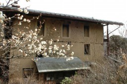 六合村指定重要文化財の湯本家住宅。３階に蚕室を増築した跡が残る