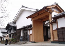 個人負担で改築され、城下町の雰囲気を高めている甘楽町小幡の梅沢さん宅の門
