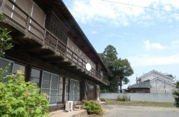 町田泰久さんの家の隣で建築が進む町田吉則さんの新しい家 