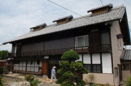 東京都羽村市の石橋正彦さんが訪ねる田島昭次さんの養蚕農家。屋根には３つのやぐらが残る