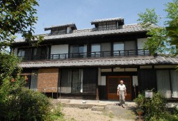 改築した金井義明さんの家。暮らしてきた人たちの思いは世代を超えて伝わることになった